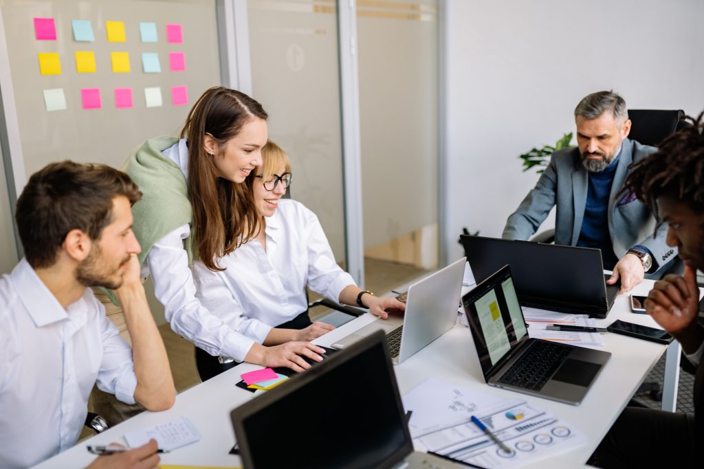Kaip sujungti CRM su kitais įrankiais ir sutaupyti 5 valandas per savaitę